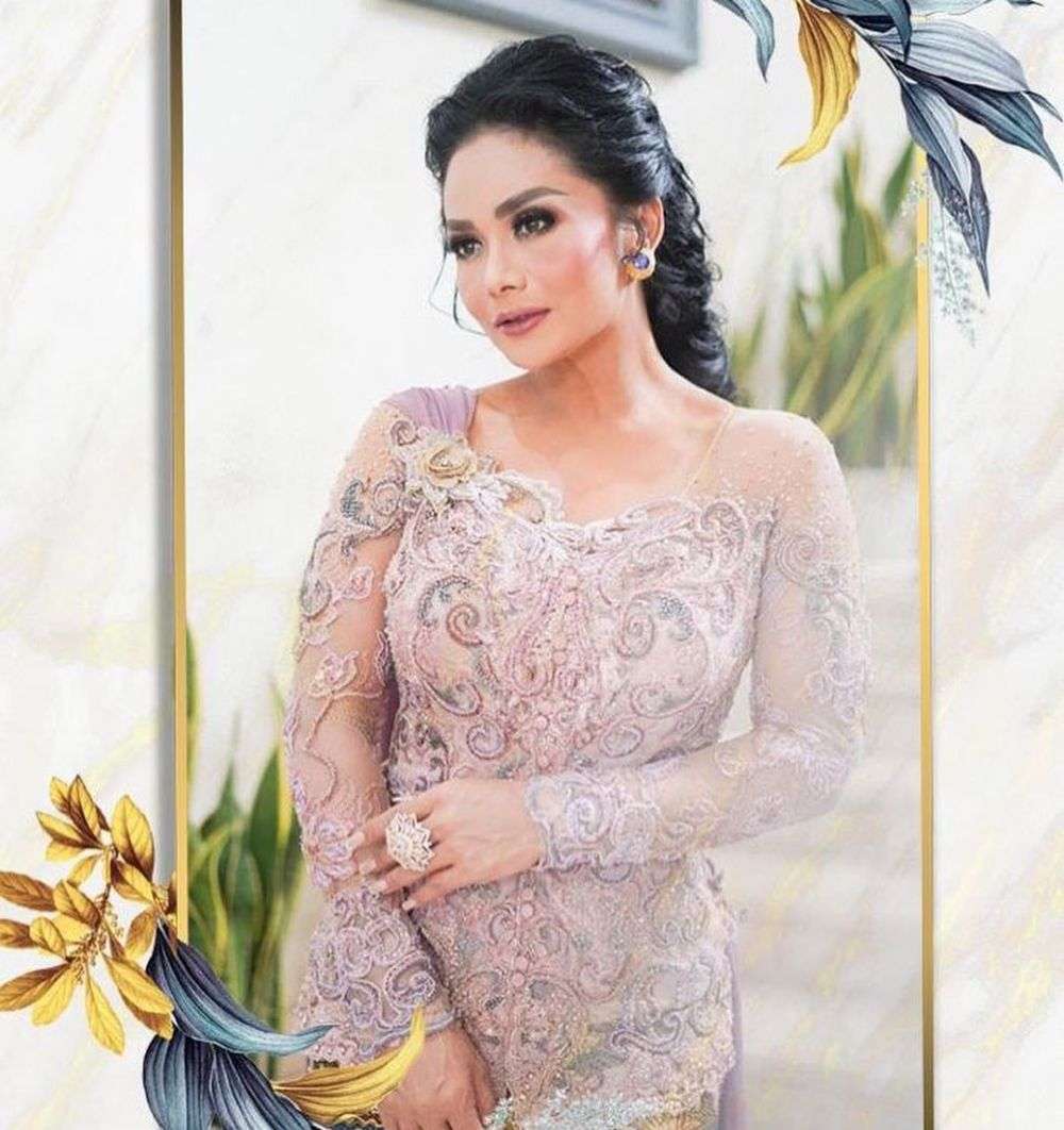 Gaya Krisdayanti Saat Pernikahan Aurel