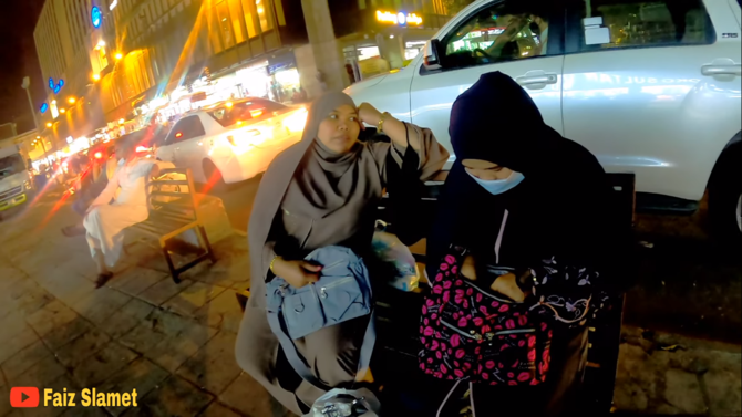 Banyak TKI yang Datang ke Corniche untuk Menikmati Suasana Malam