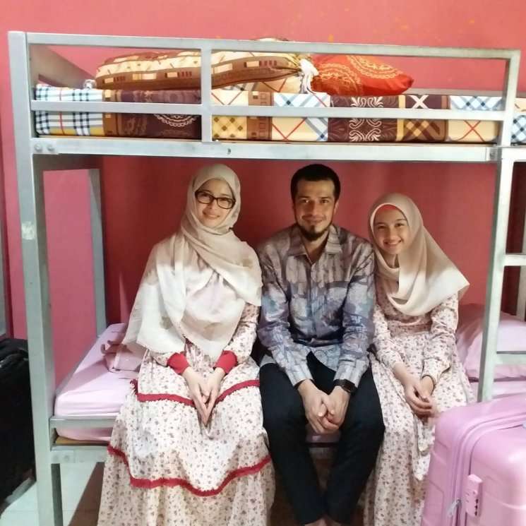 Primus dan Jihan Antar Anaknya ke Pesantren Primus dan Jihan Antar Anaknya ke Pesantren