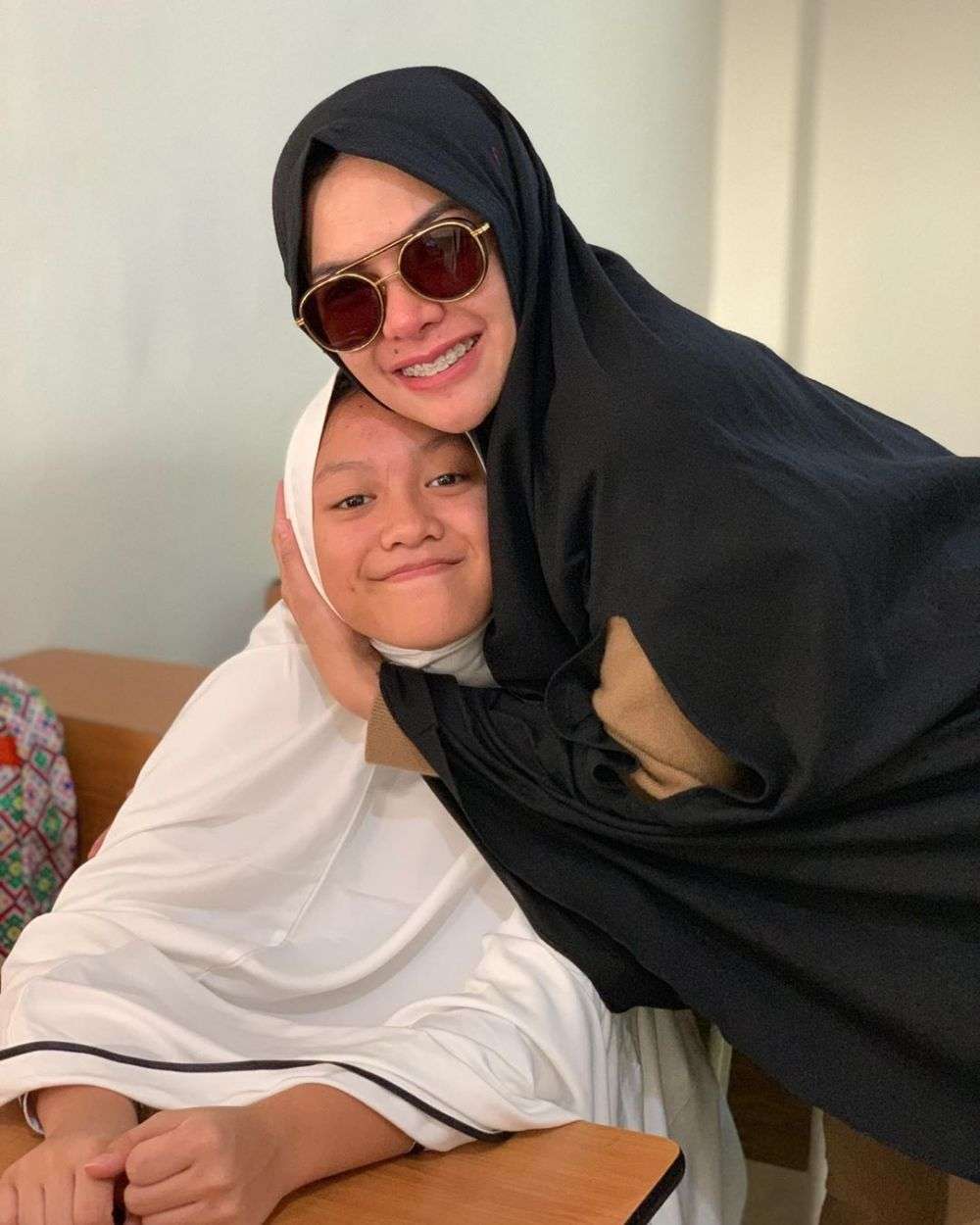 Nikita Mirzani Antar Anak ke Pesantren Nikita Mirzani Antar Anak ke Pesantren