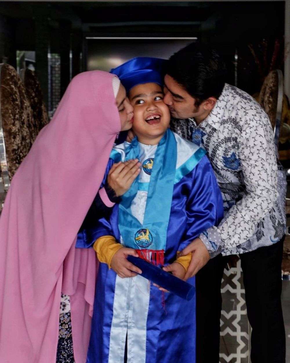 Ustaz Solmed dan April Jasmin Dampingi Kelulusan Sang Anak Ustaz Solmed dan April Jasmin Dampingi Kelulusan Sang Anak