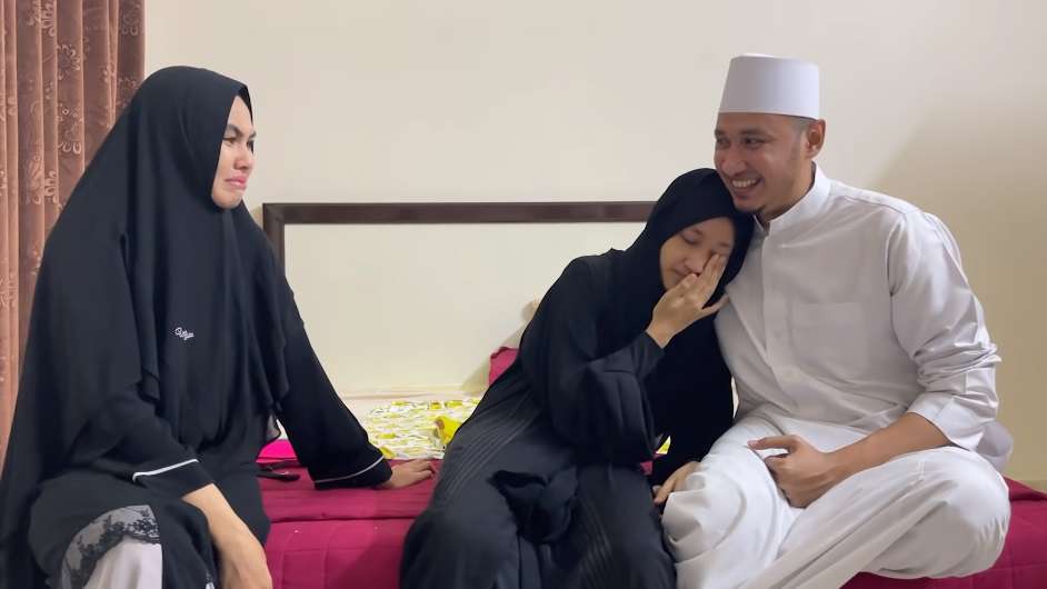 Kartika Putri dan Habin bin Yahya Antar Anak ke Pesantren Yaman Kartika Putri dan Habin bin Yahya Antar Anak ke Pesantren Yaman