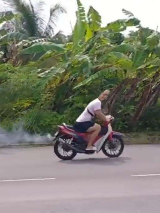 Motornya goyang-goyang maju mundur cantik.