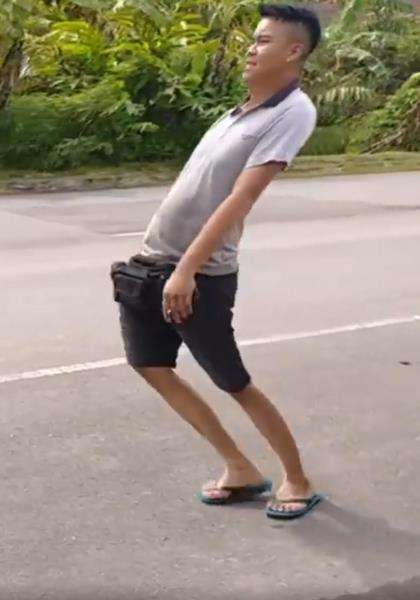 Jalannya jadi maju mundur cantik ala Syahrini.