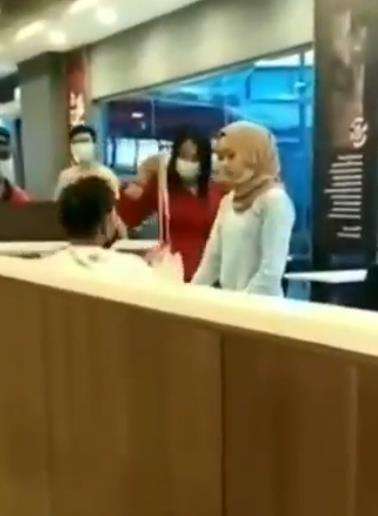 TIba-tiba si pelakor hendak pergi meninggalkan mereka.