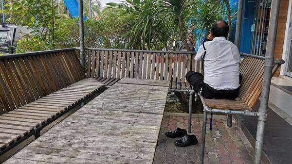 Begitu tahu Akramin datang, satpam yang sedang makan siang itu balikkan badan.