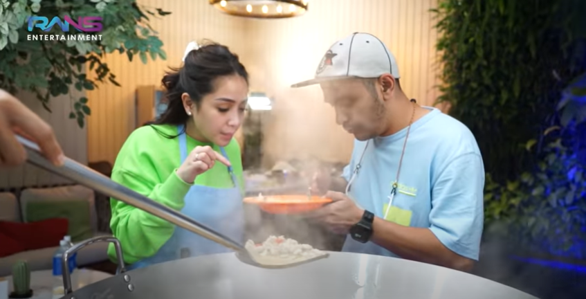 Seorang Crew Mencicipi Masakan Gigi