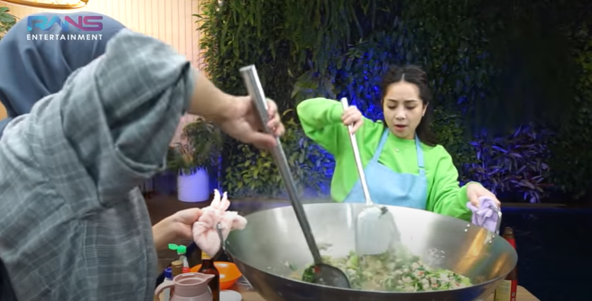 Gigi Dibantu Asistennya