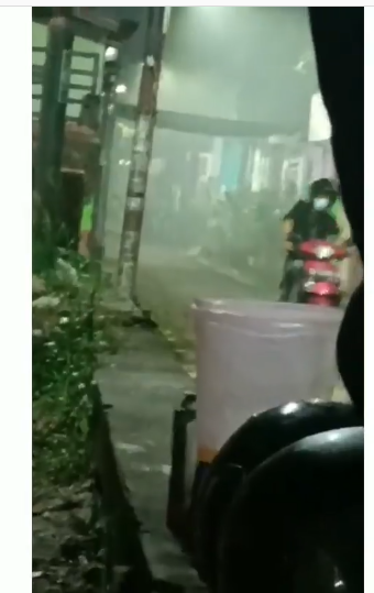 Warga bikin asap