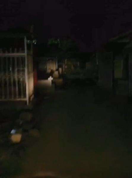 Kondisi jalan pintas di dalam TPU gelap dan sempit.