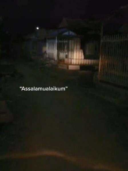 Dia beberapa kali mengucap salam kepada penghuni kuburan.