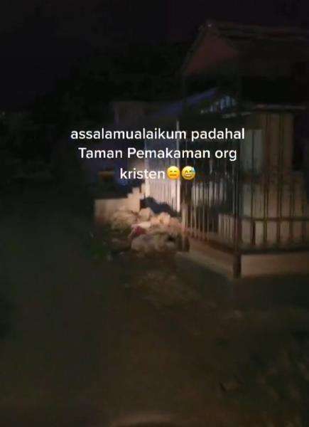 Namun dia baru ingat itu kuburan non-Muslim.