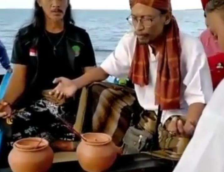 Persatuan Dukun Nusantara melakukan ritual di tengah laut untuk mencari KRI Nanggala-402.