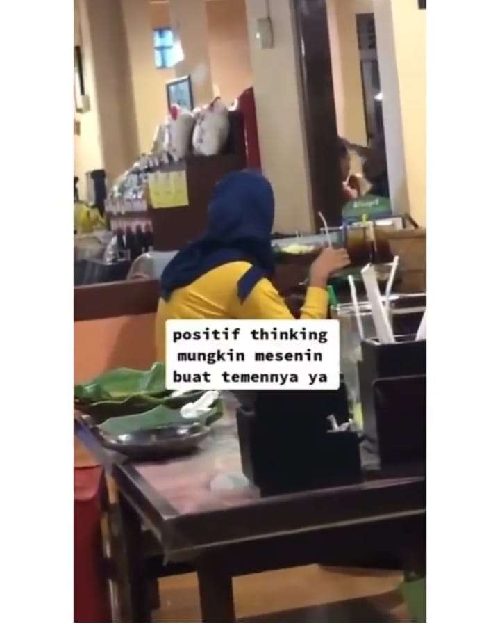 Wanita Sedang Menunggu Temannya