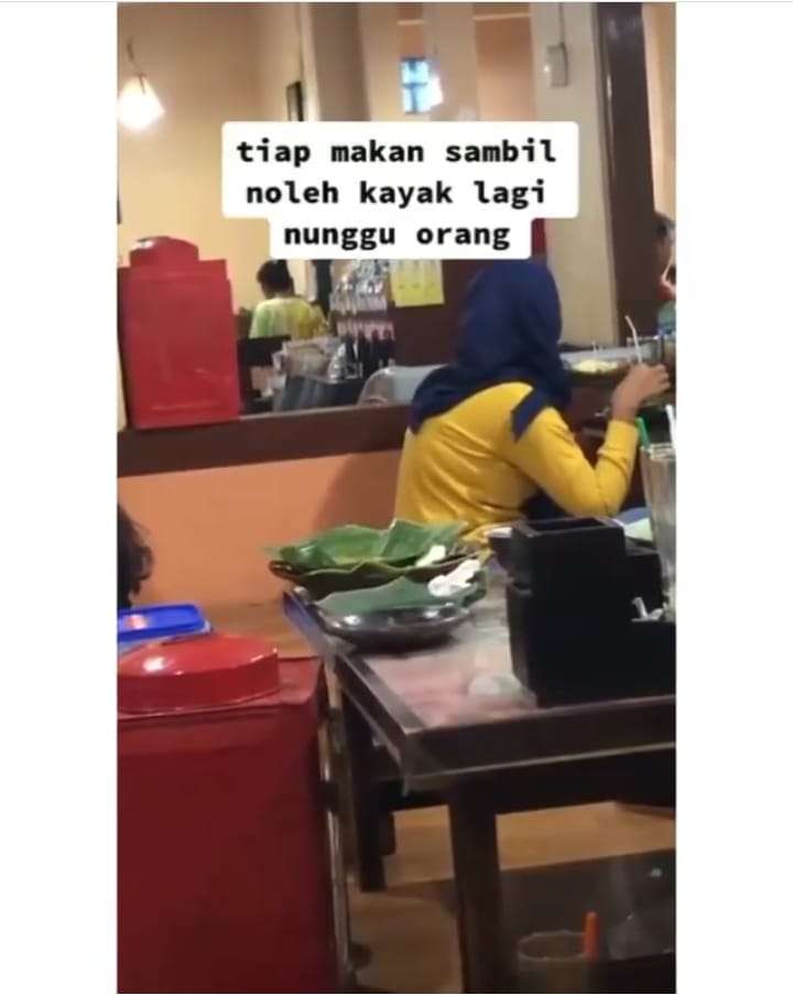 Sesekali Menoleh Seperti Menunggu Orang