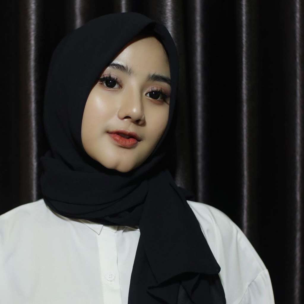 Ghea Youbi tampil berhijab
