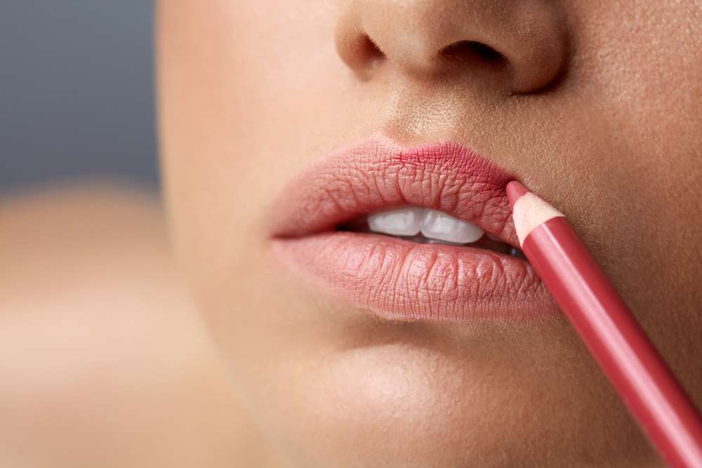Lapisi Bibir dengan Lip Liner