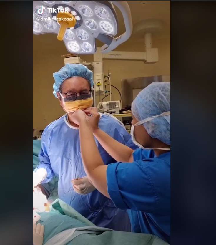 Dokter buka puasa di ruang operasi