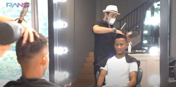 Pemain Rans Cilegon FC sedang make over di salon Igun Pemain Rans Cilegon FC sedang make over di salon Igun