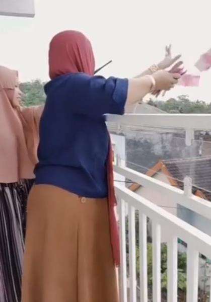 Langsung jadi rebutan warga yang menunggu di bawah.