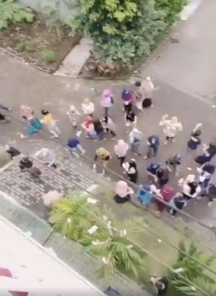 Bagi-bagi uang tapi yang datang tak sampai ratusan?