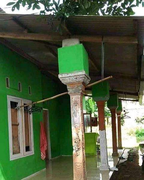 Penyangganya bikin ngakak.