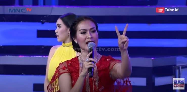 Iis Dahlia marah di atas panggung