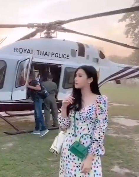 Istri polisi narsis di depan helikopter dinas.