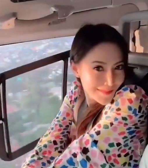 Dia juga ikut naik helikopter saat suaminya bertugas.