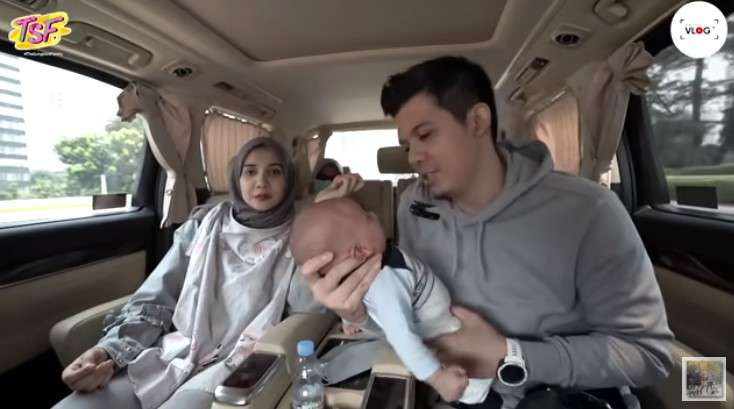 Zaskia dan Irwansyah membawa putranya sunat Zaskia dan Irwansyah membawa putranya sunat