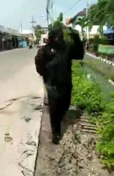 Salah satu korban dikira king kong habis mandi di selokan.