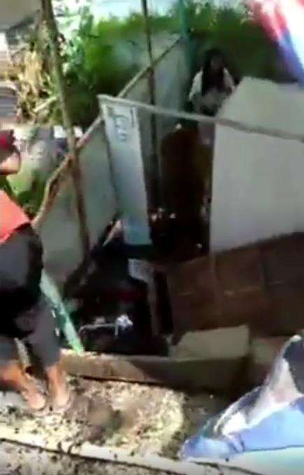 Warung ambrol, yang lagi makan auto nyemplung selokan.
