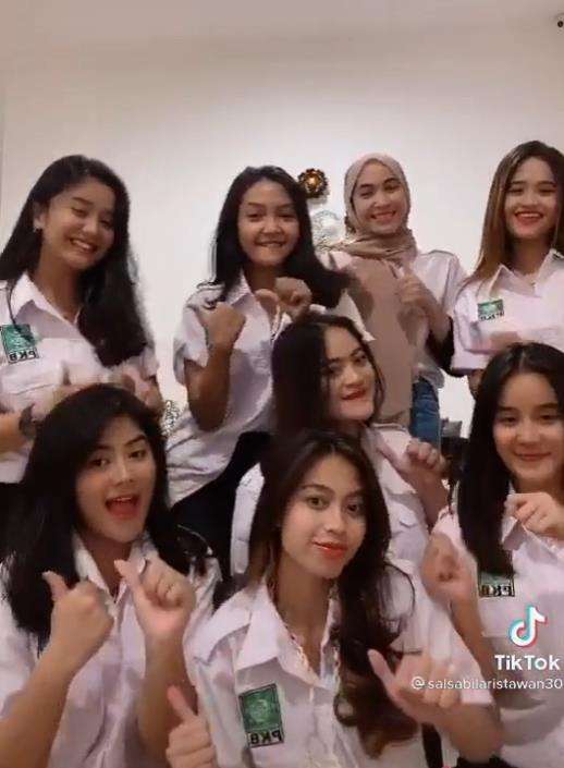 Netizen langsung ingin pindah partai.