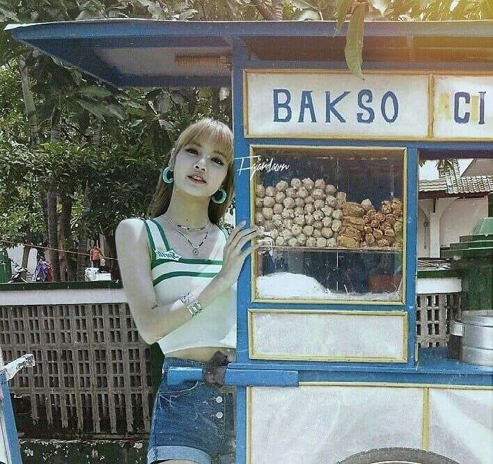 Lisa Jualan Bakso Keliling