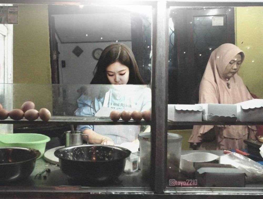 Jennie Membantu Ibunya Jualan