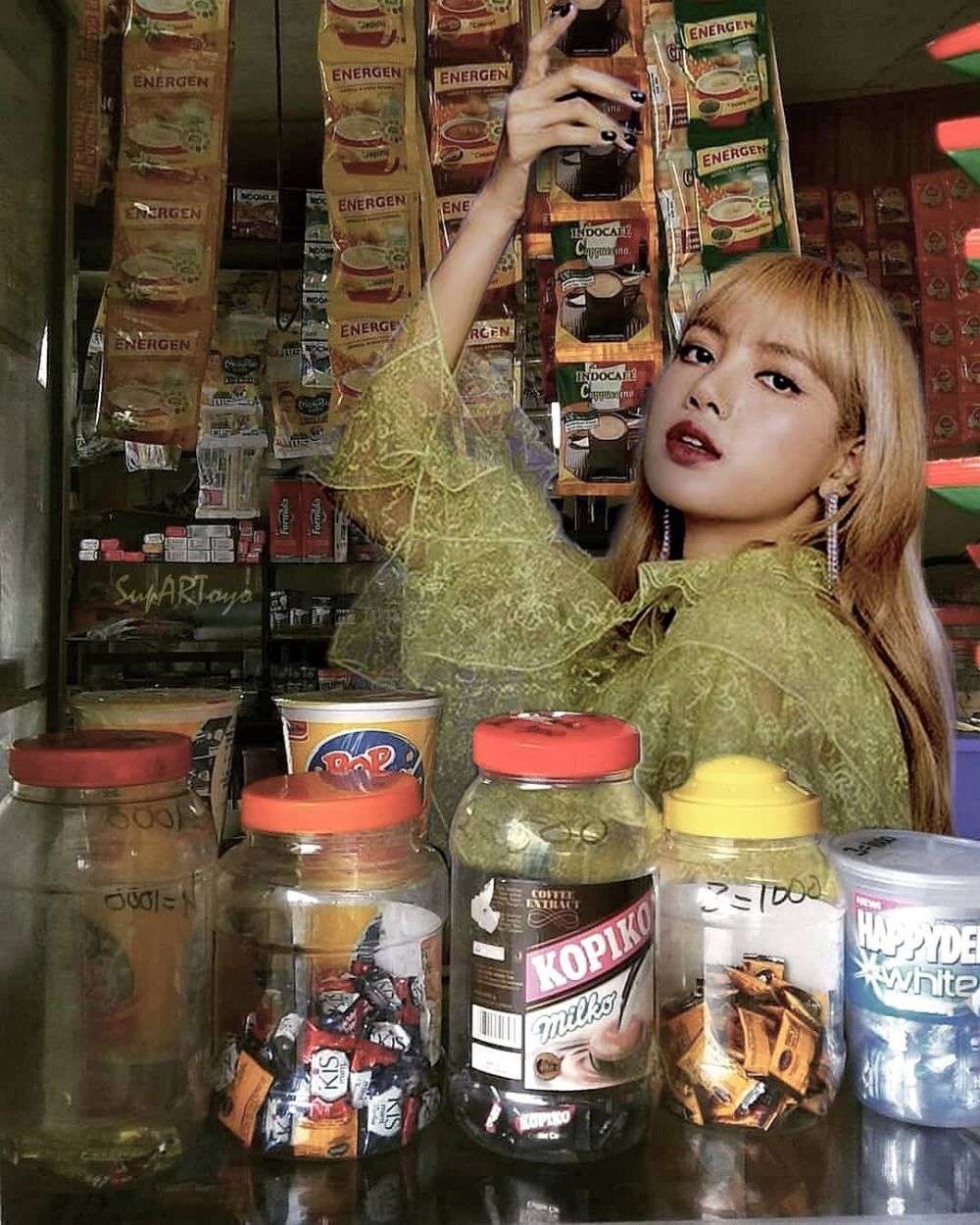 Gaya Lisa saat Melayani Pembeli
