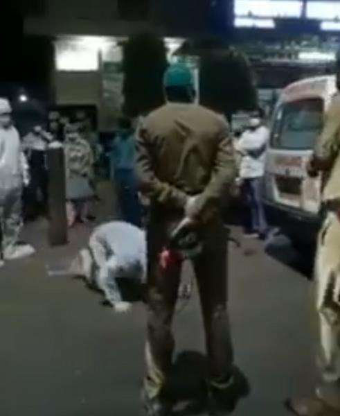 Sambil bersujud, dia menangis minta polisi tidak mengambil oksigen ibunya.