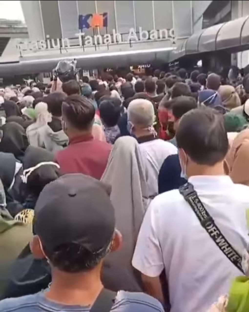 Situasi Stasiun Tanah Abang Sabtu 1/5/21
