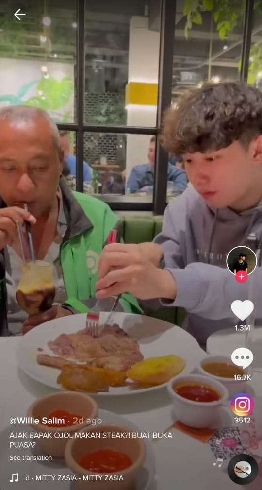Artis TikTok Traktir Pengemudi Ojol Makan Steak