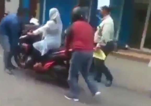 Motor Emak-emak Diangkut 3 Pria