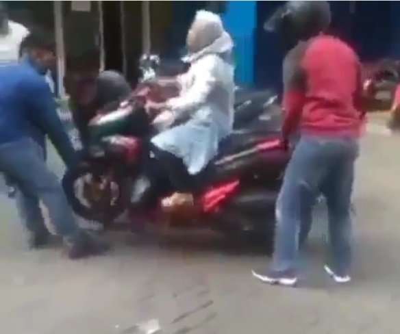 Anaknya Menangis Sambil Merekam