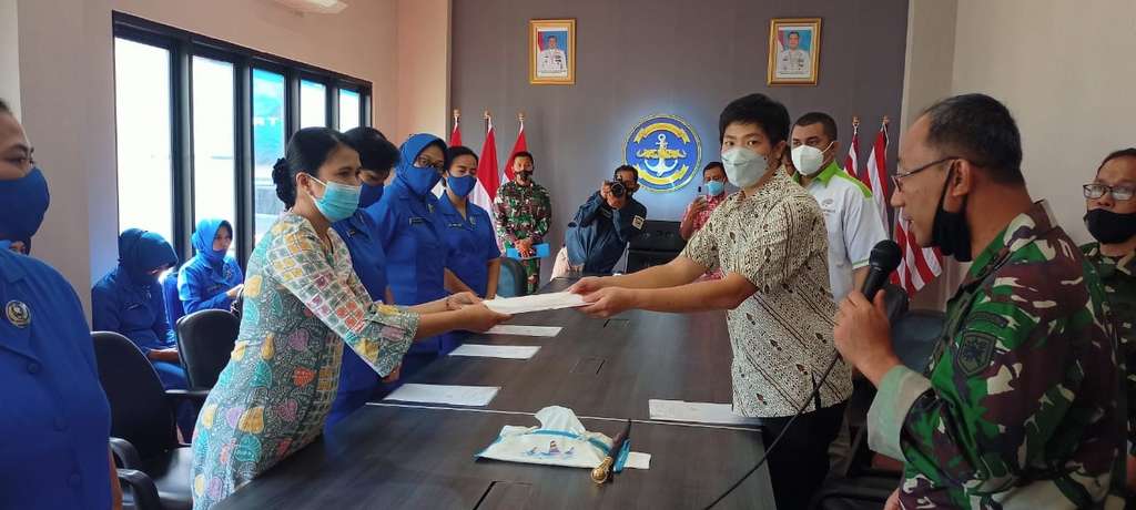 Sido Muncul menyerahkan donasi untuk Ahli Waris 53 Prajurit KRI Nanggala-402