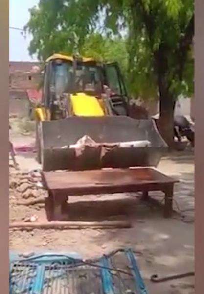 Ekskavator kemudian bergerak menuju lubang yang telah dipersiapkan.