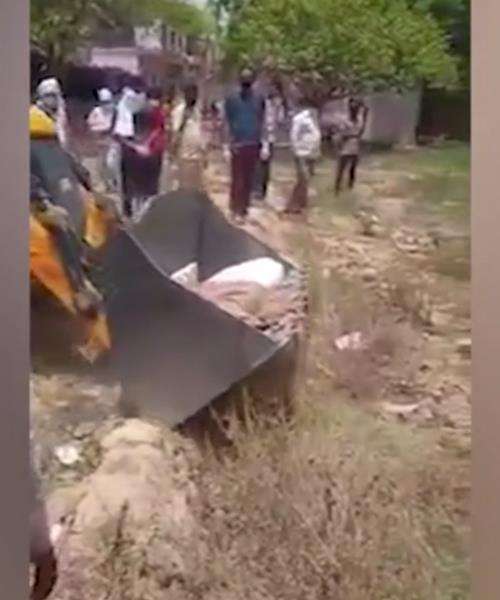 Jasad itu kemudian dibuang ke dalam lubang begitu saja.