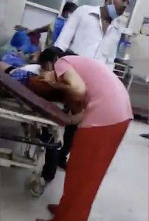 Rumah sakit kekurangan oksigen, wanita ini beri bantuan napas dari mulut ke mulut kepada ibunya.