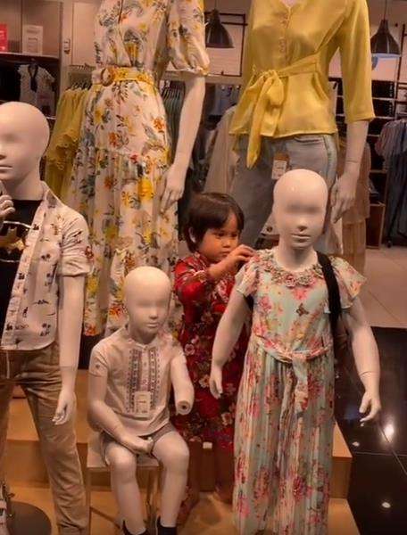 Arisya pura-pura betulkan baju manekin saat ketahuan ibunya.