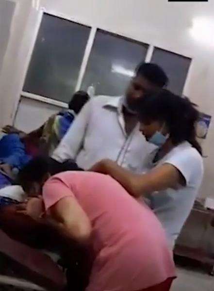 Salah satu putrinya memberikan napas buatan untuk sang ibu yang kritis karena Covid-19.