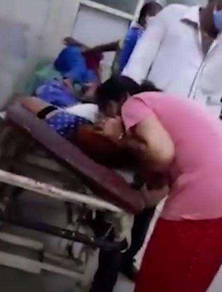 Namun usahanya sia-sia, ibunya meninggal karena Covid-19.