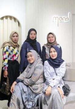 Brand fesyen Monel.