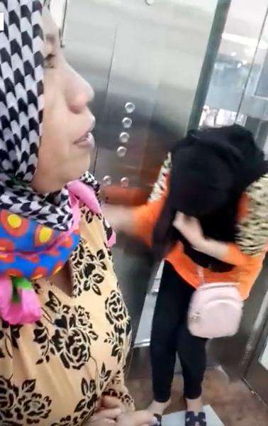 Emak-emak pertama kali naik lift.